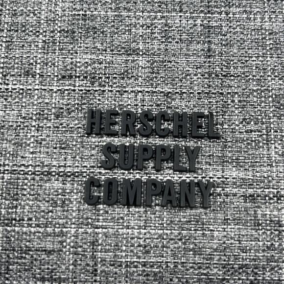 Herschel Spokane Sleeve Laptop Device Tablet Pad Magnetic Closure Gray 13 Inch - Picture 6 of 7